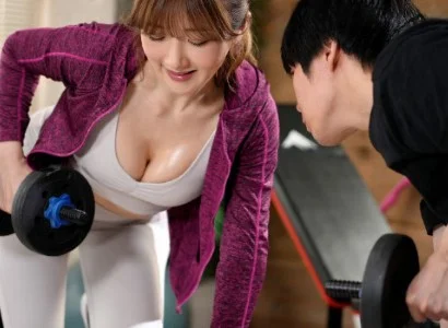 Nữ PT gợi cảm với chàng trai số hưởng dính lấy nhau