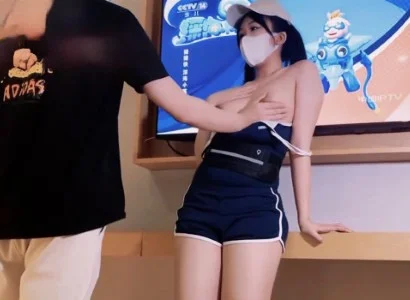 Em nhân viên bán TV xinh đẹp cùng khách hàng may mắn