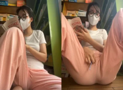 Cô nàng vừa đọc sách vừa nhét sextoy vào lồn rên khe khẽ
