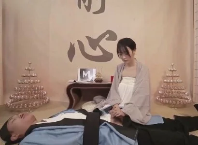 Nàng nữ tu băng bó cho vị đạo sĩ bị thương