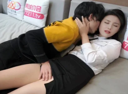 Cô thư ký xinh lén phục vụ sếp trong văn phòng vì tiền