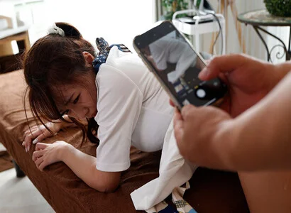 Trong lúc triệt lông đè cô ấy ra mà quan hệ