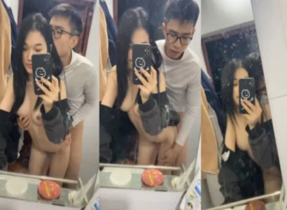 Hai bạn trẻ ân ái nhau trước gương