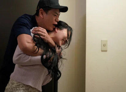 Nữ ca sĩ bị fan cuồng tấn công tình dục vì vẻ gợi cảm khó cưỡng