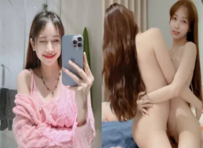 Cô nàng Lâm Thái Vy và bạn thân móc bím với nhau trong buổi livestream