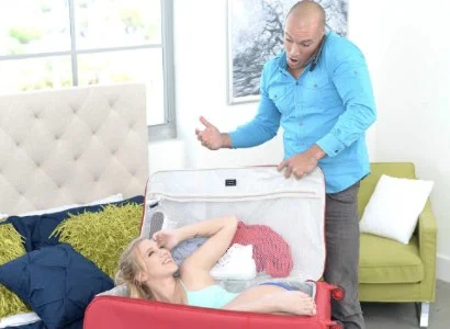 Vali chứa quà được trao tận tay