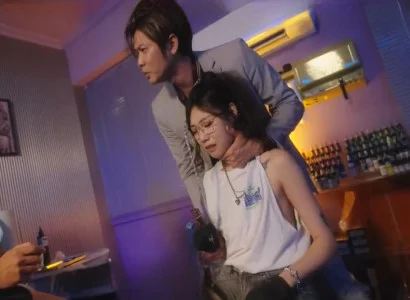 Cô gái chủ tiệm bị địt tập thể bởi nhiều người