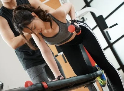 Anh PT may mắn và người phụ nữ thiếu thốn lên giường với nhau