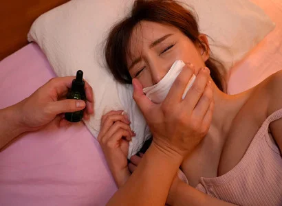 Người kia cho cô em họ xinh đẹp uống thuốc mê rồi quan hệ